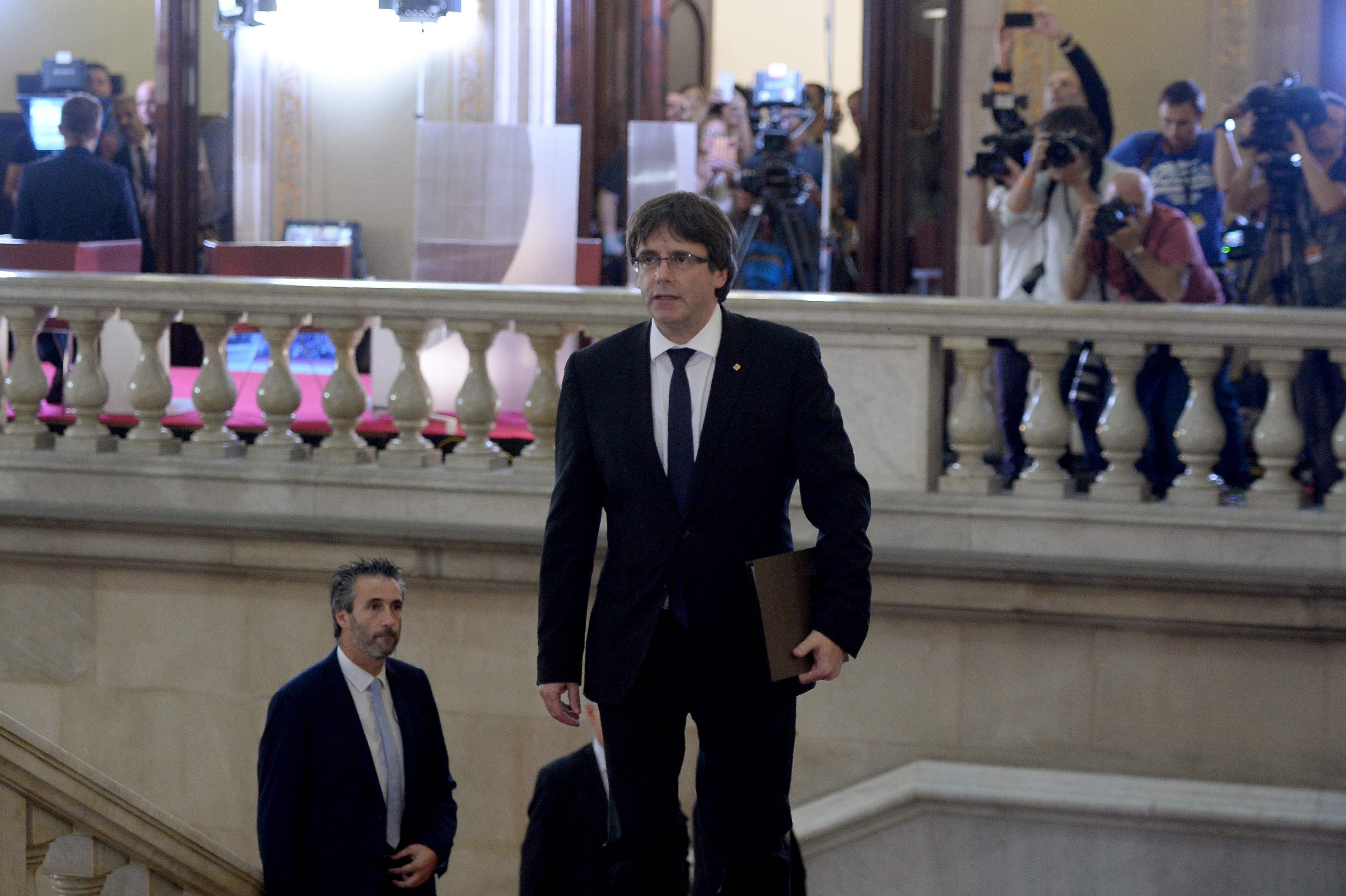 Cataluña: Puigdemont retrasa discurso por posible mediación; España lo niega