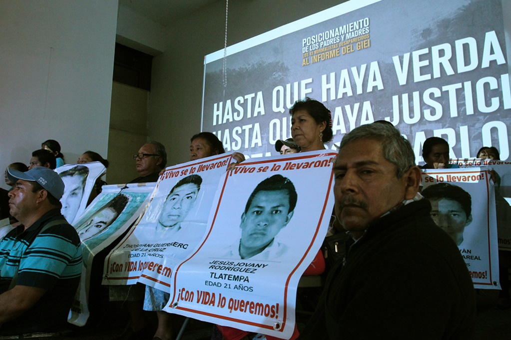 Padres de los 43 normalistas de Ayotzinapa solicitan reunión con AMLO; “No nos falle”, advierten