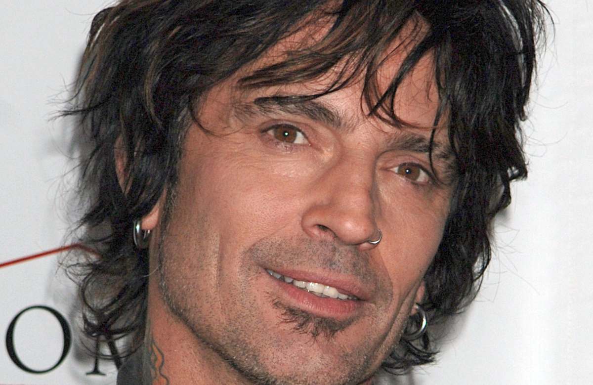 Tommy Lee ¡ahora contra las Kardashian! Las exhibe sin photoshop