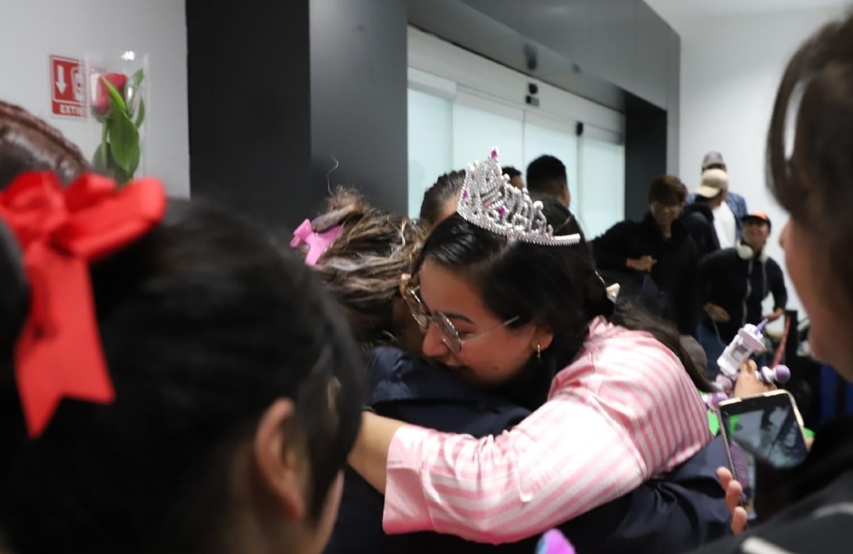 Regresan a Ciudad Juárez estudiantes varados en Guerrero tras huracán "Otis"