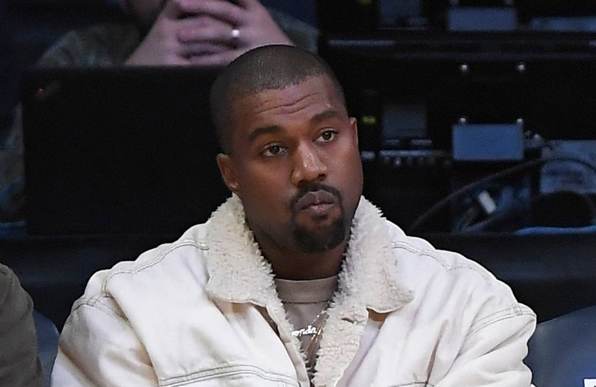 Kanye West es fuertemente criticado por vender su ropa Yeezy Gap en bolsas de basura