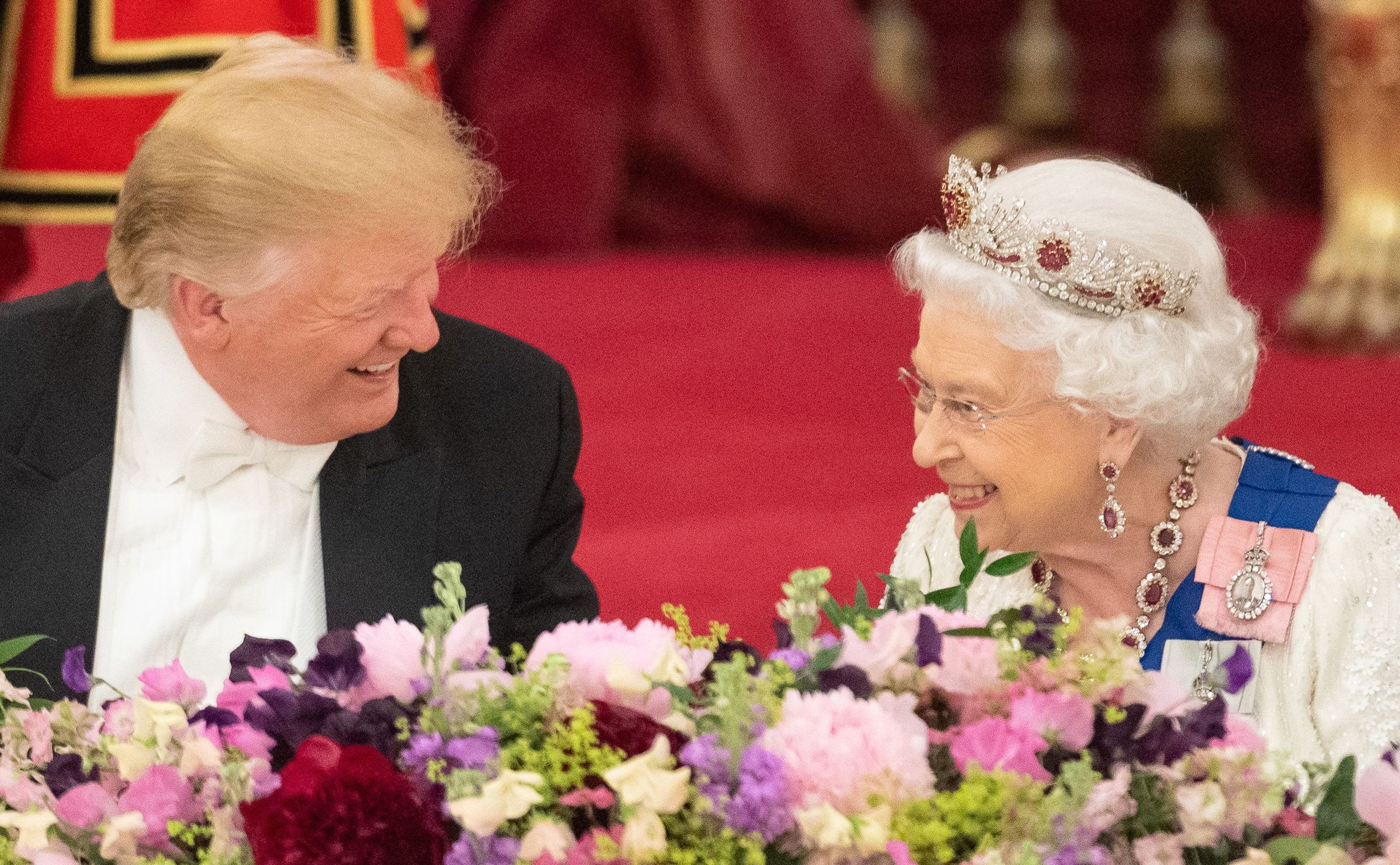 El mensaje oculto en la tiara de rubíes de la reina Isabel II 