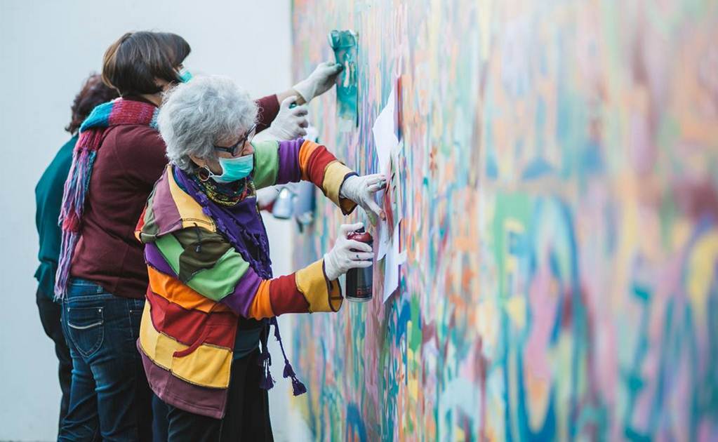 Grafiteras de la tercera edad intervienen muros de Lisboa