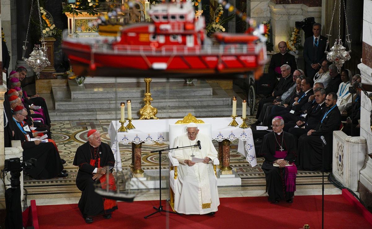 Deber de la humanidad socorrer a los migrantes en el Mediterráneo, afirma papa Francisco