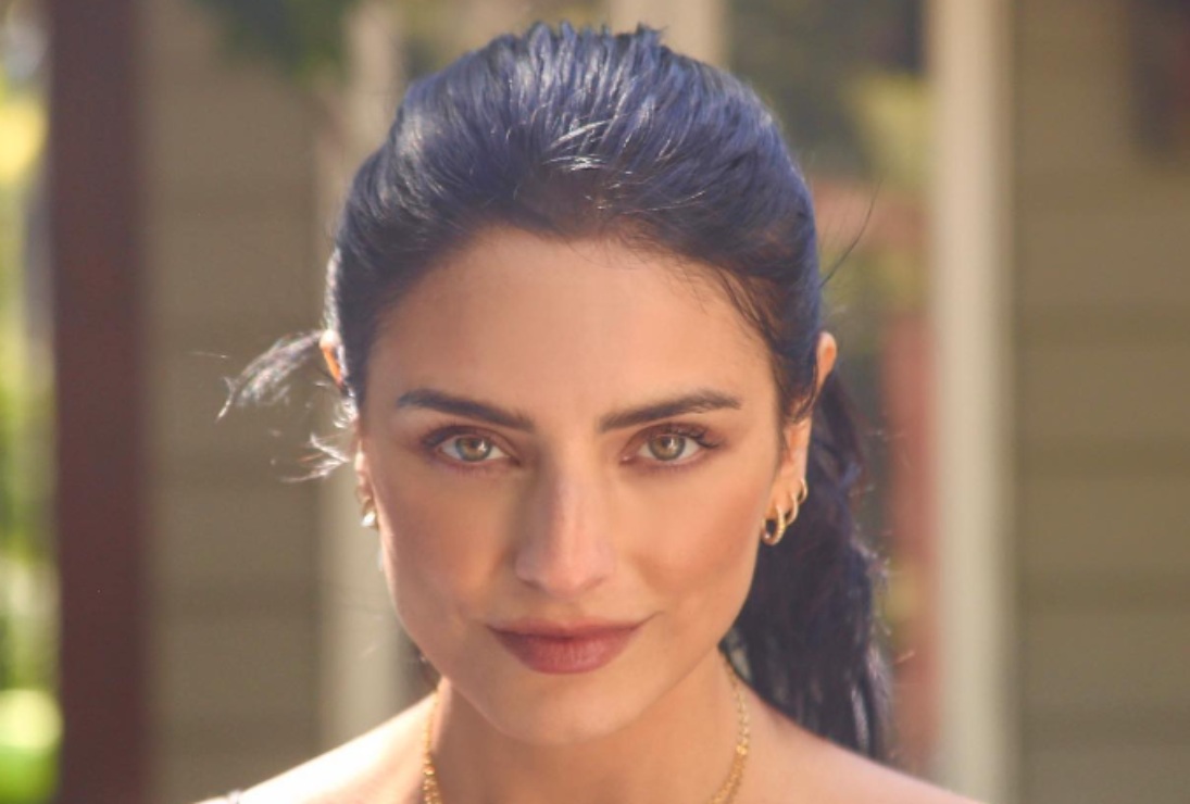 Aislinn Derbez hipnotiza con un vestido cut out de transparencias