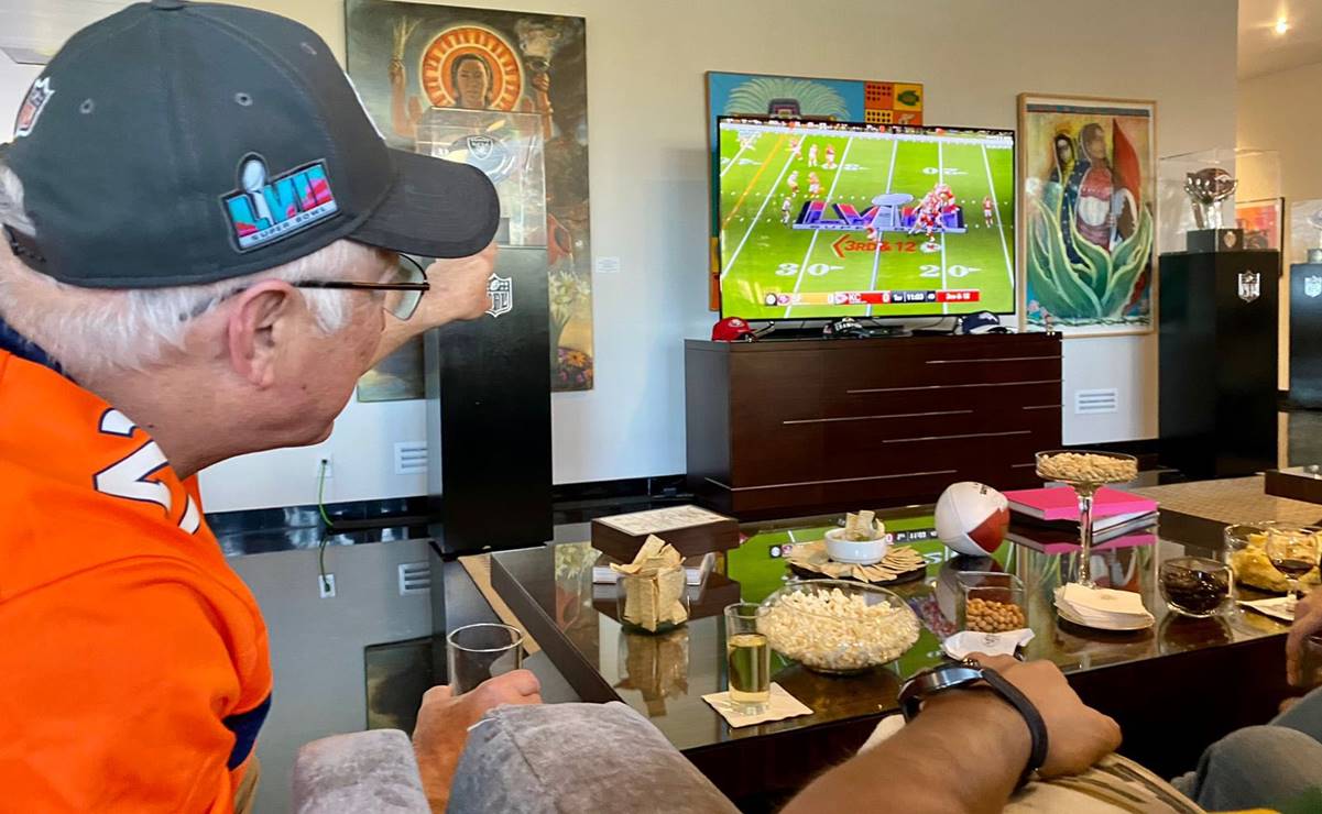 El embajador Ken Salazar disfruta del Super Bowl y el guacamole