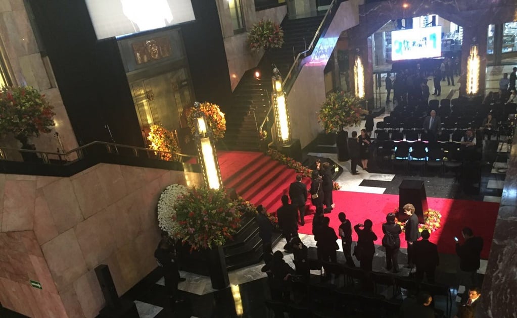 Preparan vestíbulo de Bellas Artes para homenaje a Juan Gabriel