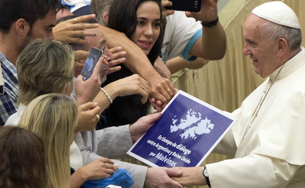 Polémica por foto del Papa con cartel sobre Malvinas