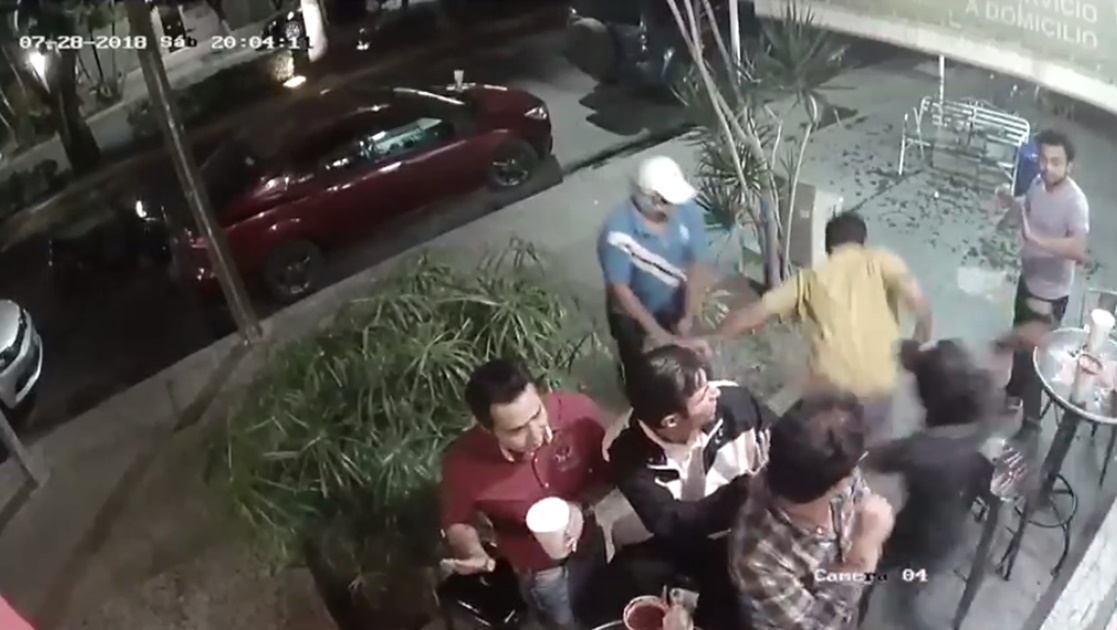 Circula video de ataque a dos personas en bar de Oaxaca