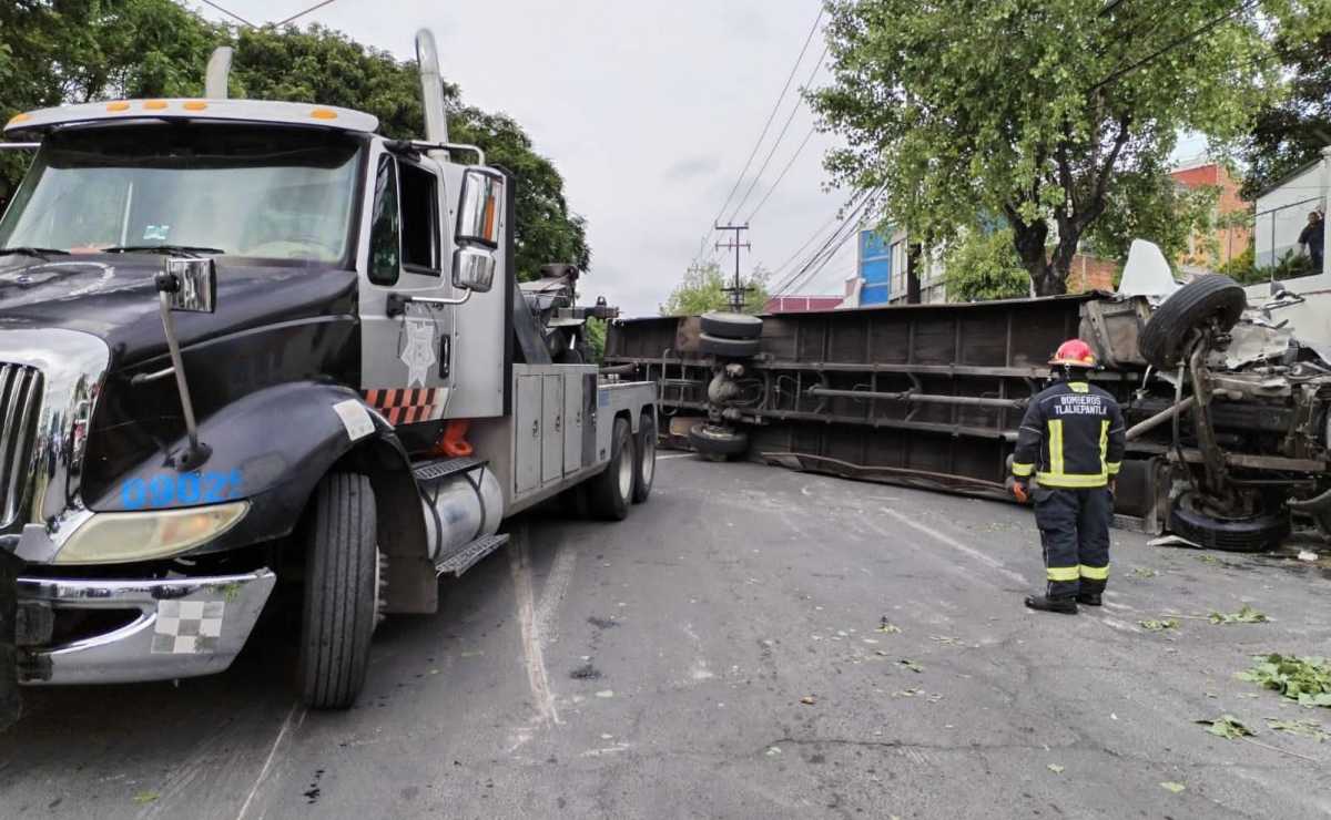 VIDEO: Volcadura de tráiler deja 3 personas lesionadas en Tlalnepantla, entre ellas una mujer embarazada