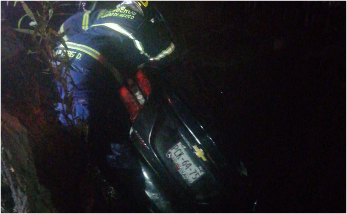Embarcadero Xochimilco: Automóvil con cinco pasajeros pierde el control y cae al canal; dos personas murieron ahogadas