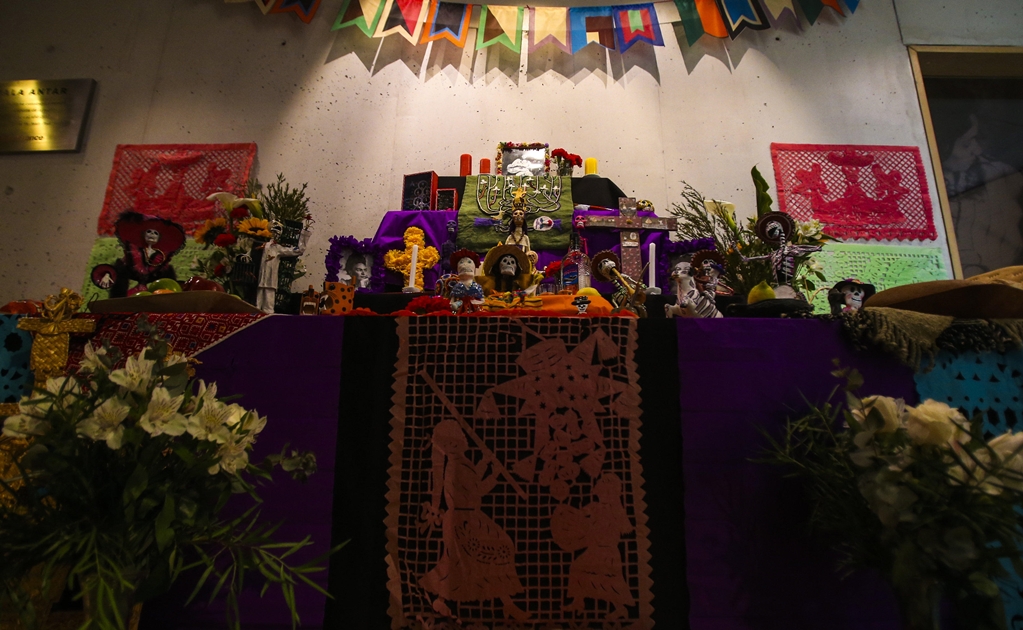 Ofrenda honra a Violeta Parra, Gabriela Mistral y Frida Kahlo