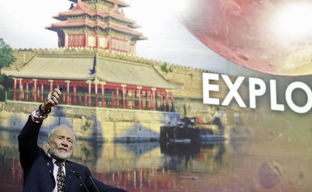 Buzz Aldrin presenta en China su plan para llegar a Marte en 2039