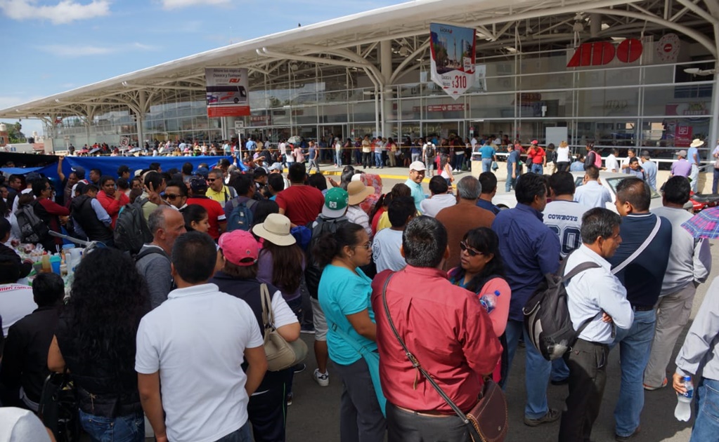 Sección 22 del SNTE bloquean acceso a terminal de autobuses en Oaxaca