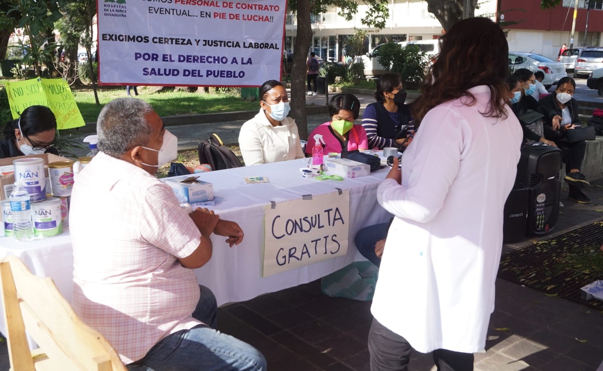 Por más de 2 mil despidos, trabajadores de la Salud protestan con consultas gratuitas en Oaxaca
