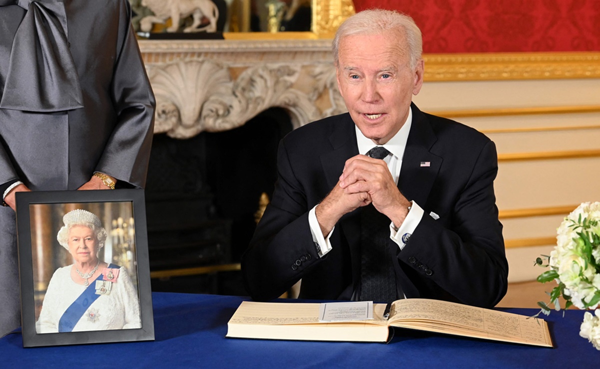 Joe Biden presenta sus respetos ante el féretro de la reina Isabel II