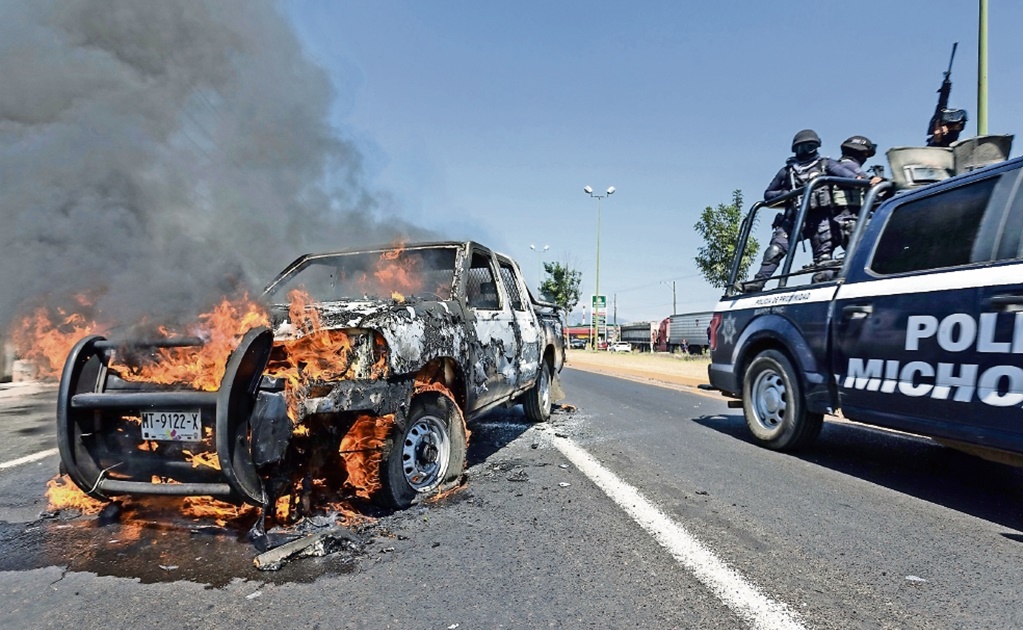 Arde Michoacán, incendian criminales 30 autos y camiones