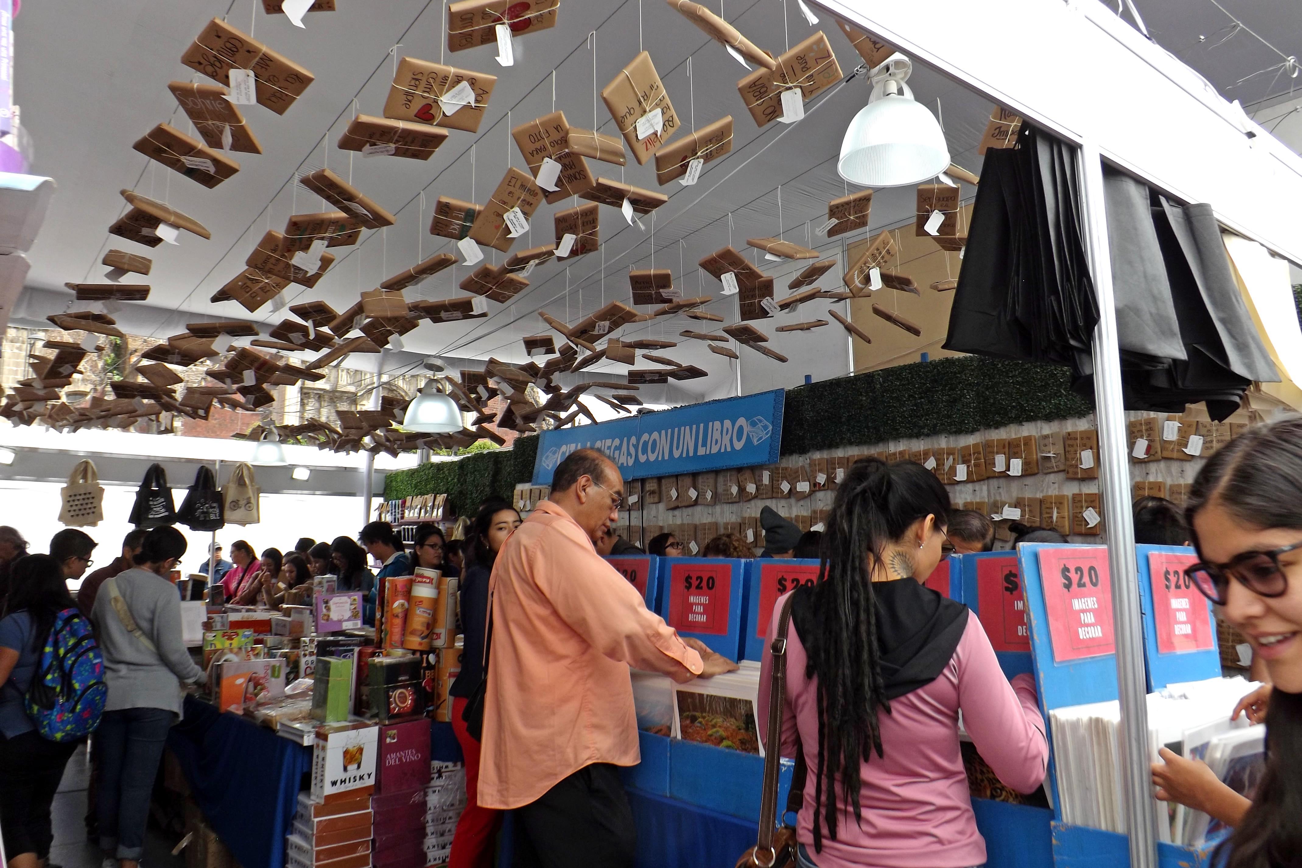 Libros gratis, invitados como Poniatowska y Chomsky, entre las actividades de la Feria del Libro en el Zócalo