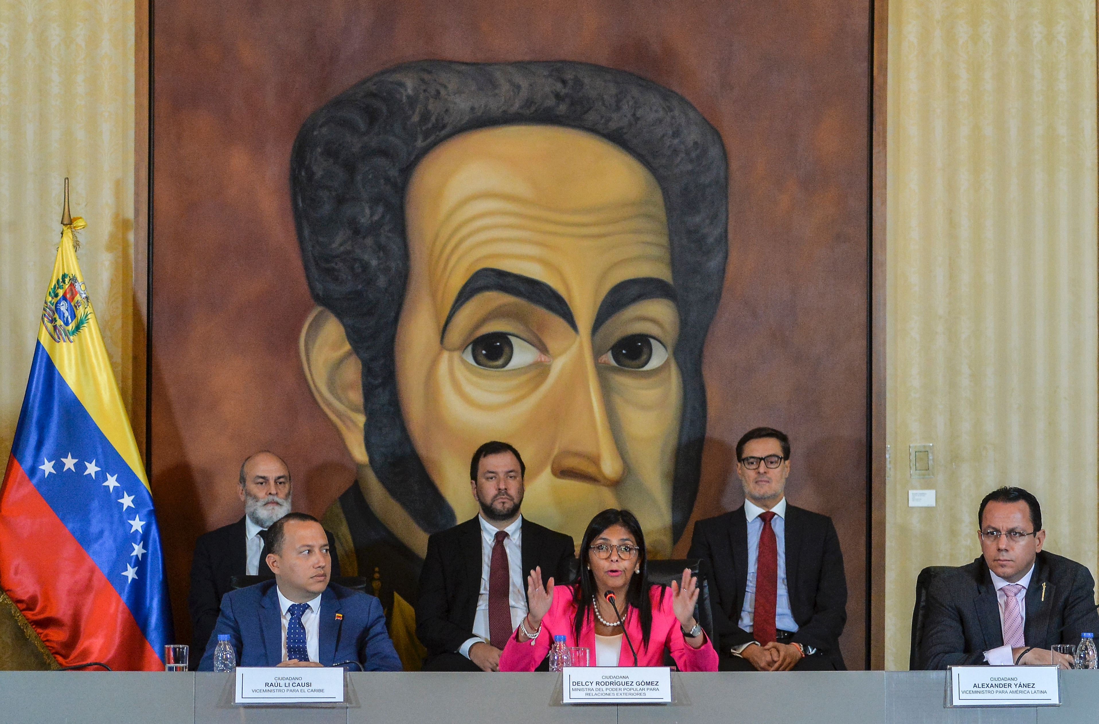 Saque sus fúnebres manos de aquí: canciller venezolana a presidente de Perú