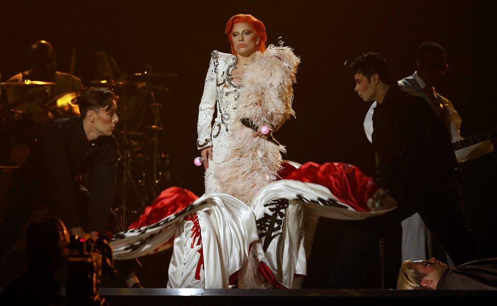 Hijo de Bowie critica homenaje de Gaga a su padre