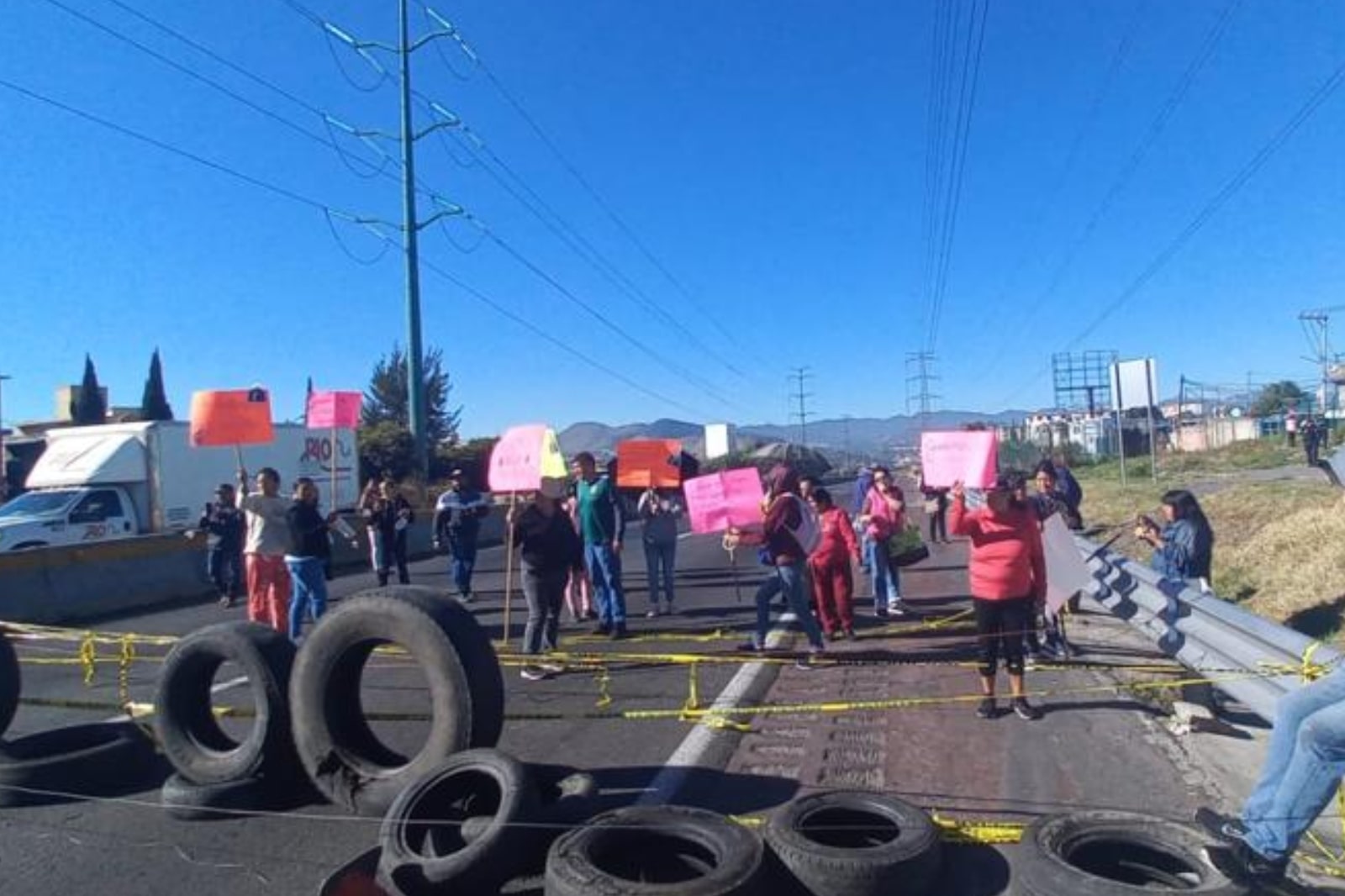 “¡Queremos agua!”: Exigen vecinos de Villa de Las Torres durante bloqueo en la autopista Chamapa Lechería 