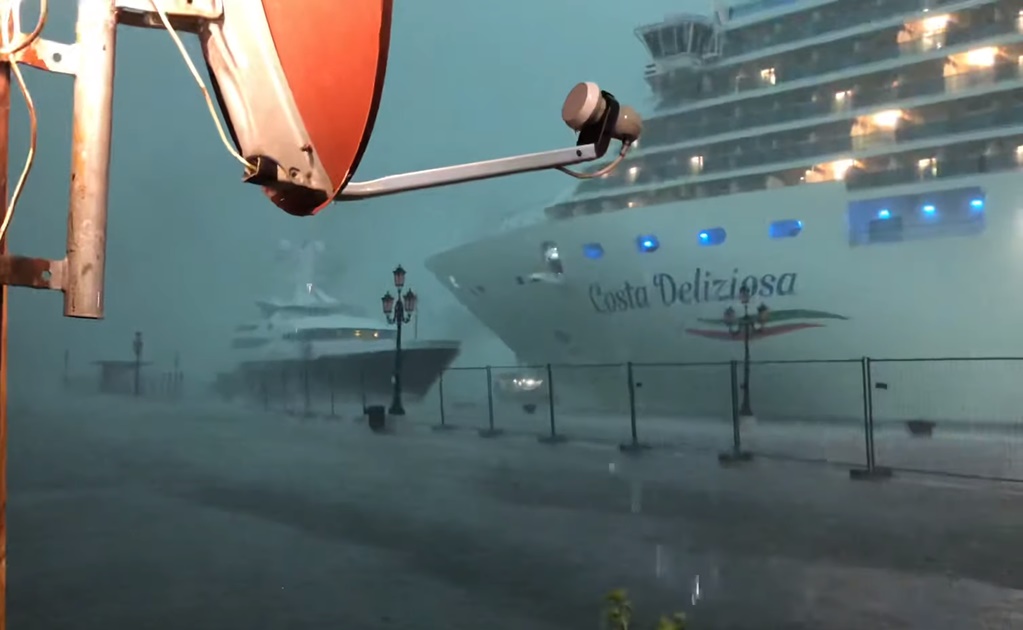 Crucero gigante evita choque con yate en Venecia 