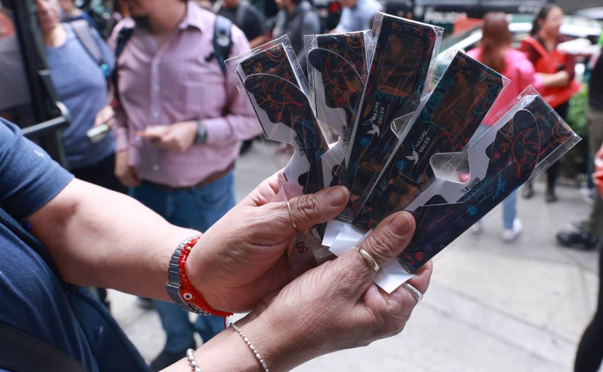 Cientos de personas compran lentes hechos por reclusos para ver el eclipse solar; reanudarán la venta el viernes