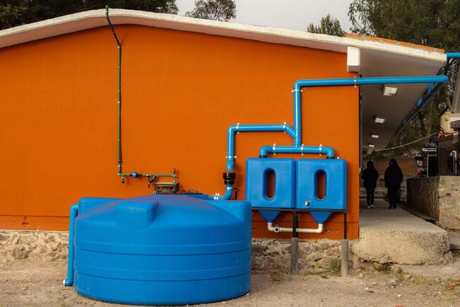 Primaria se pone a cosechar agua de lluvia en Querétaro; servirá para regar y limpiar los baños 