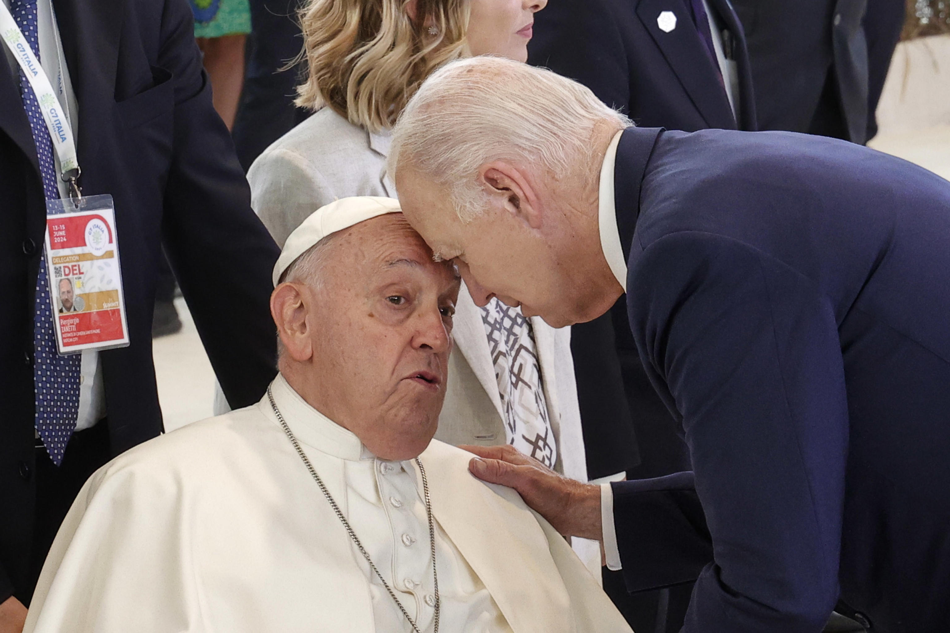 Biden sorprende al Papa y apoya su frente sobre él durante encuentro del G7. VIDEO