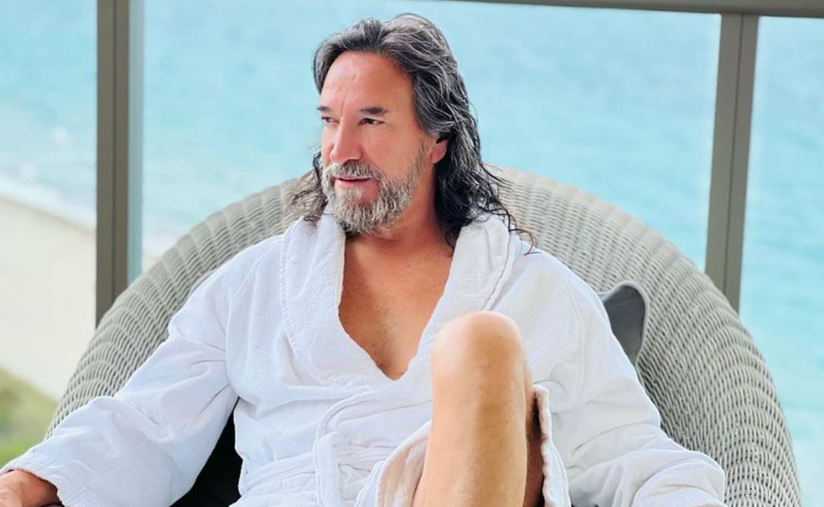 "El Buki" levanta suspiros con bata amarilla en Italia