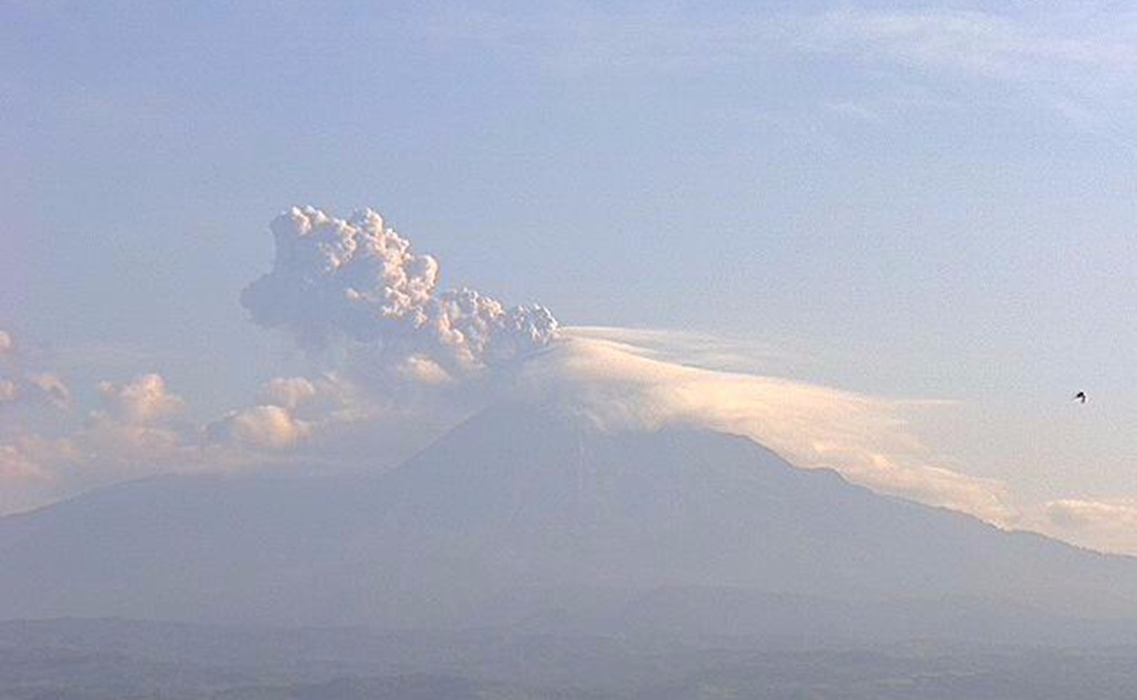Volcán de Colima emite columna de ceniza de un km