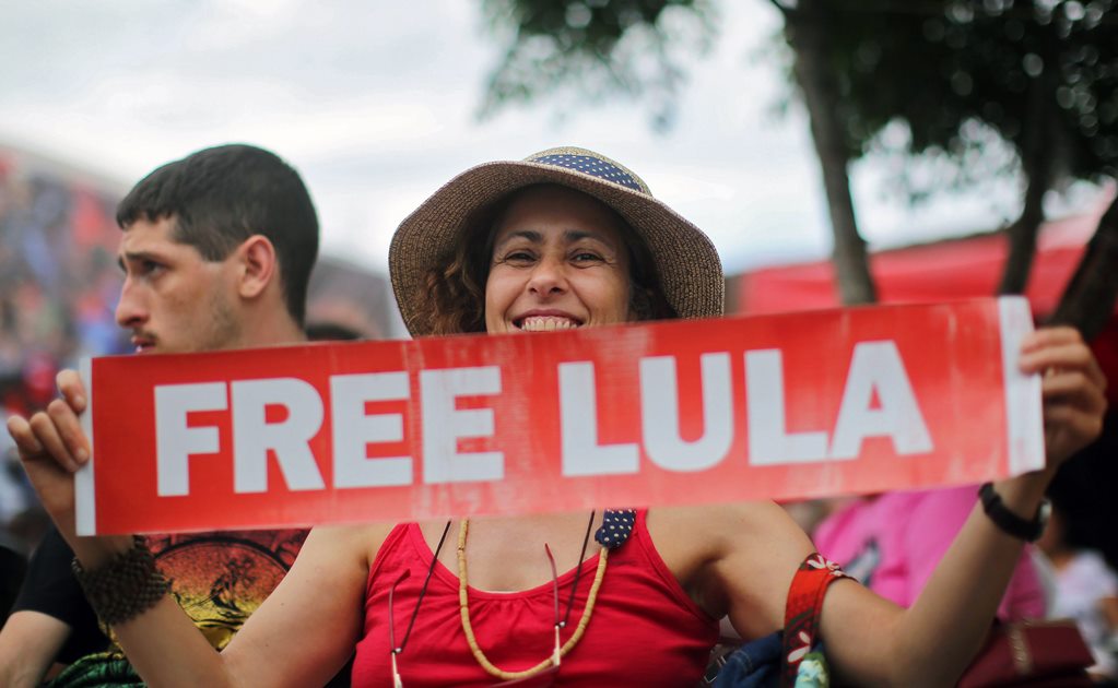 Protestan en apoyo al expresidente Lula da Silva tras un año en prisión