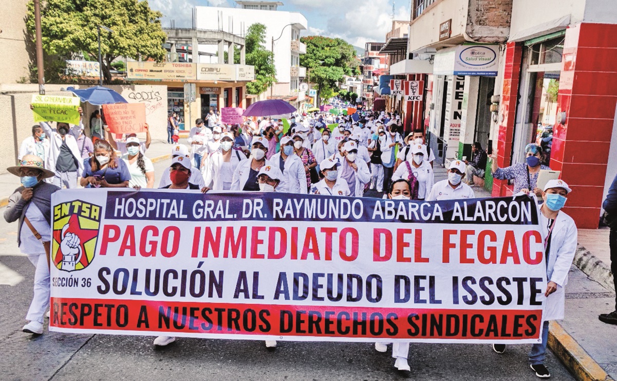Protestan trabajadores de Salud de Guerrero y exigen pagos