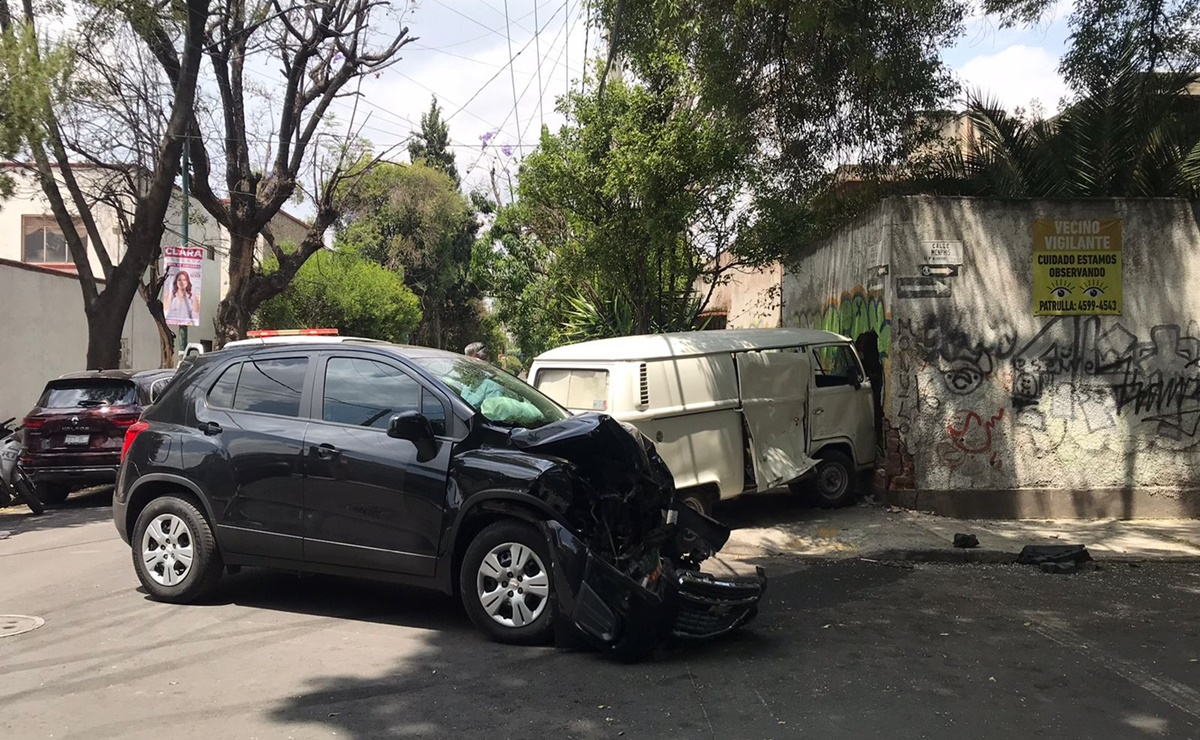 Choque entre camionetas provoca daño a una casa en colonia Clavería, Azcapotzalco; hubo un herido
