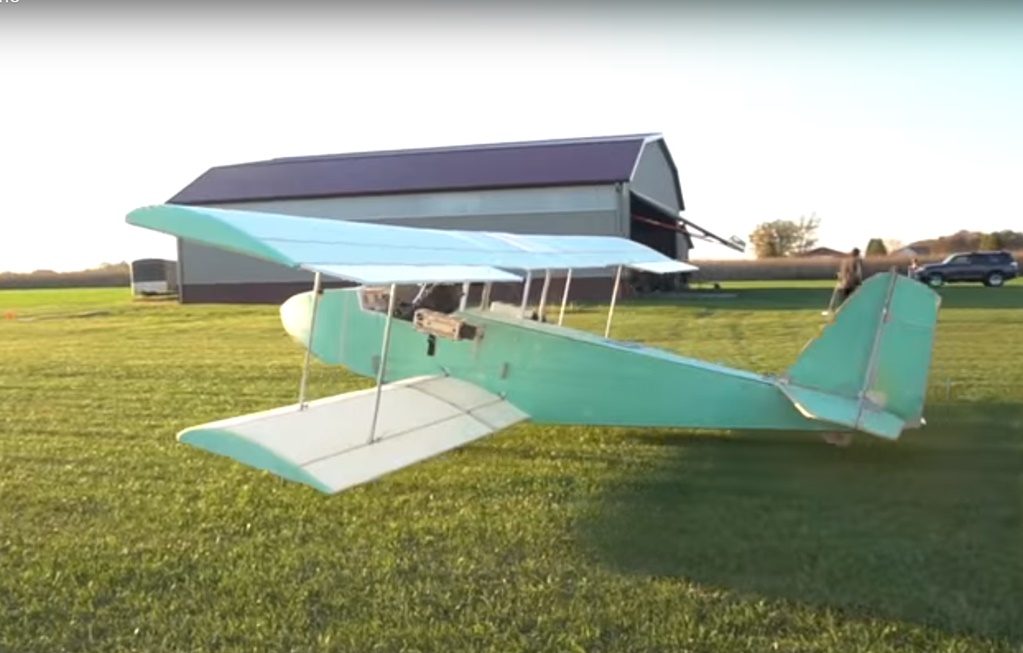 Youtuber construyó un avión casero con 103 piezas 