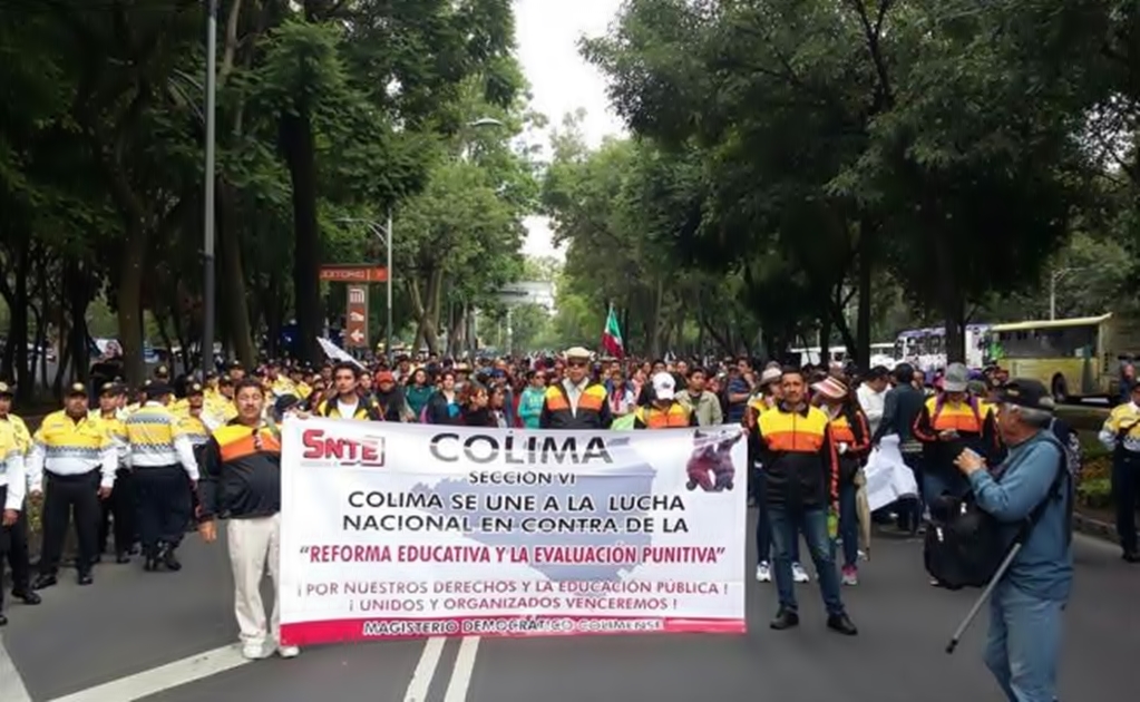 Dissident teachers take over Reforma avenue