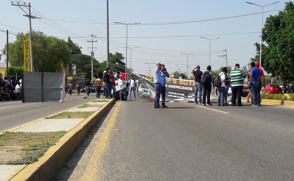 Maestros bloquean accesos a la ciudad de Oaxaca