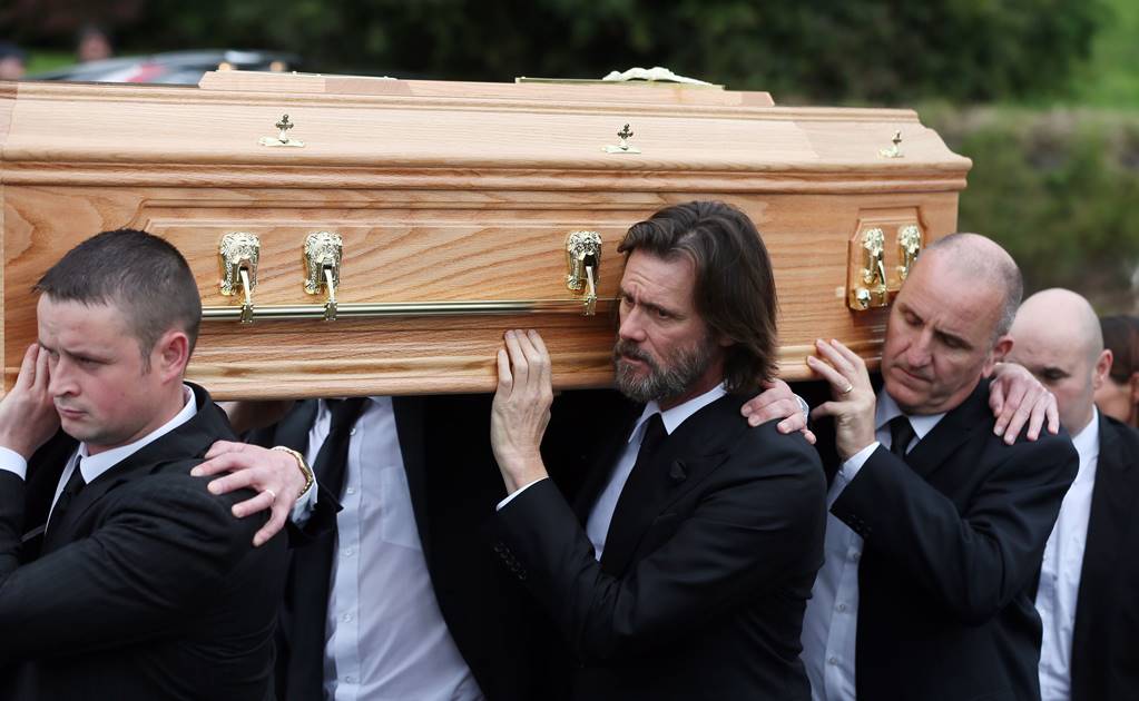 Jim Carrey carga el ataúd de su exnovia en su funeral