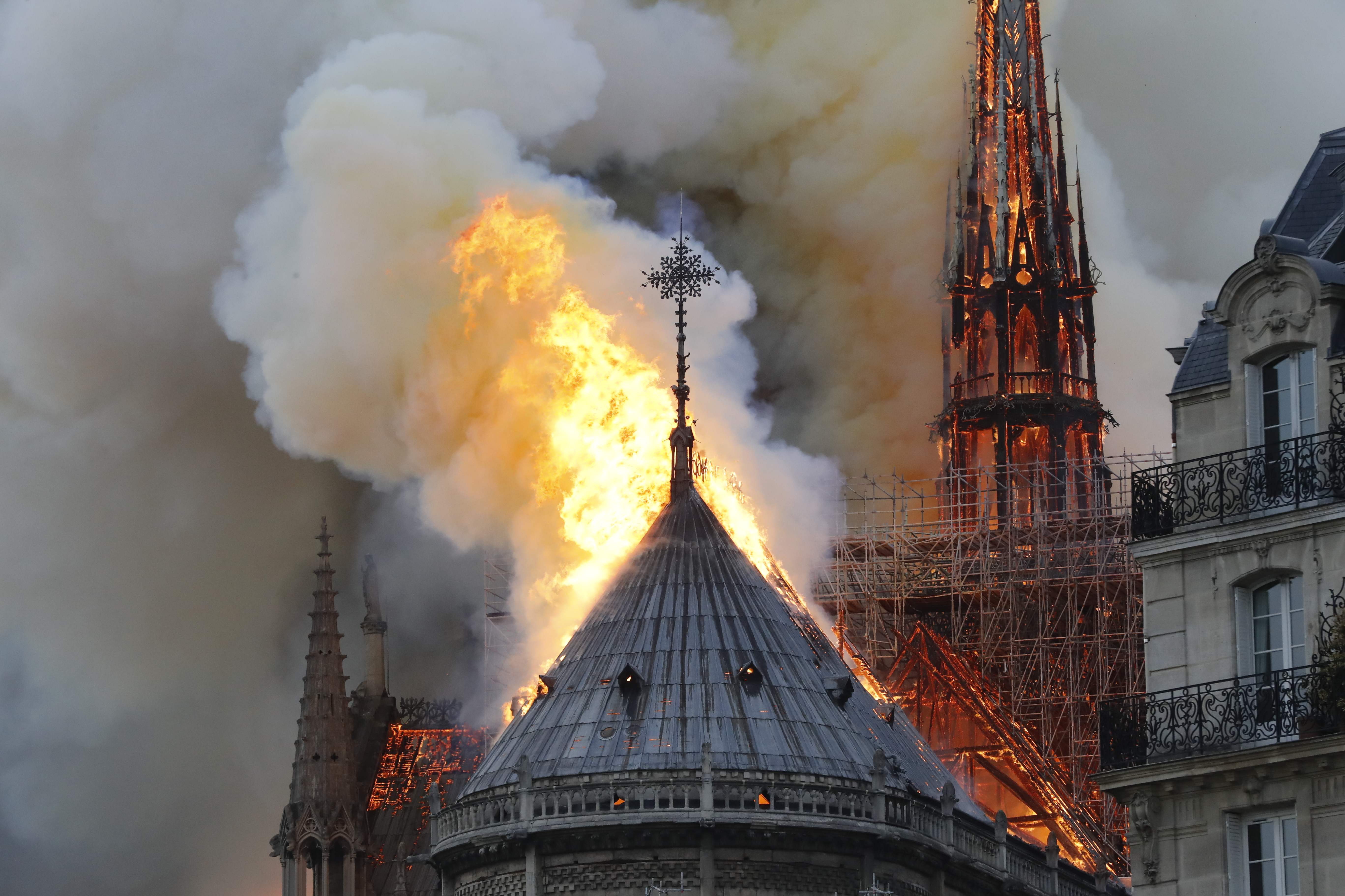 Incendio de Notre Dame es un "castigo divino", dicen periódicos serbios