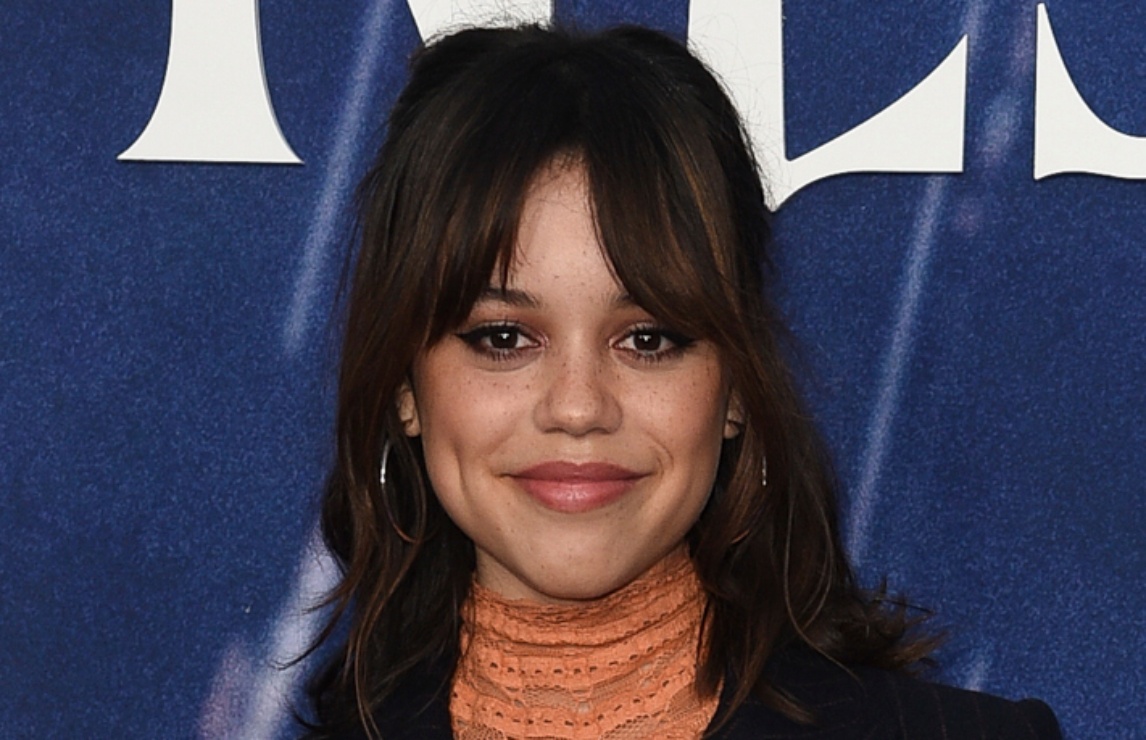 Jenna Ortega arriesga y adapta su estilo a la primavera con traje y shorts