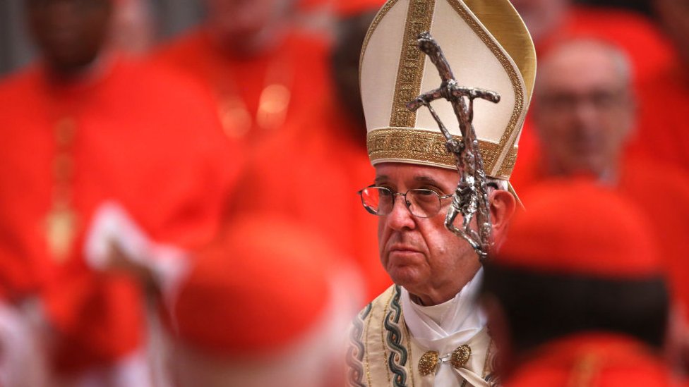 Premios Nobel entregan al papa Francisco la Declaración para la Fraternidad Humana