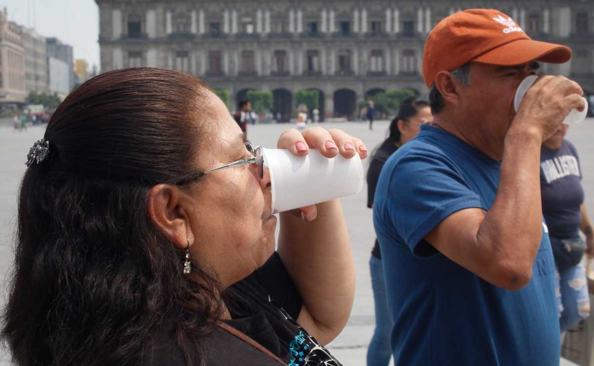 Ola de calor en CDMX: colocan dispensadores de agua en plancha del Zócalo