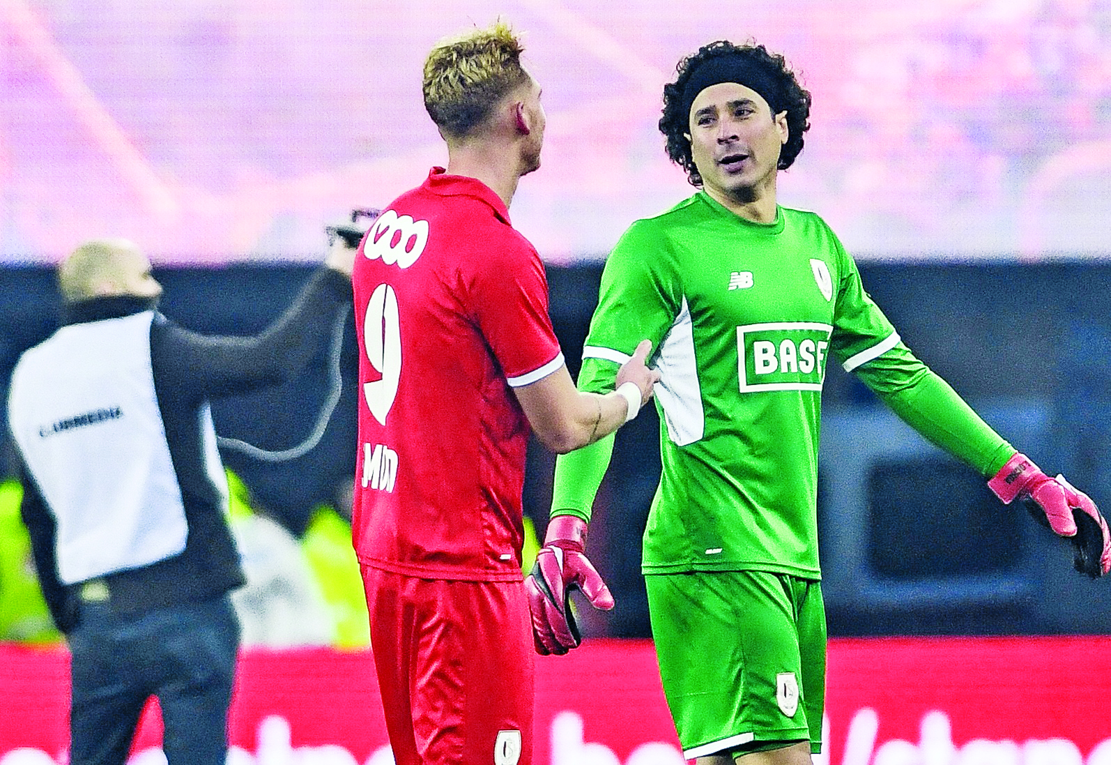 Standard Lieja empata con Ochoa como titular