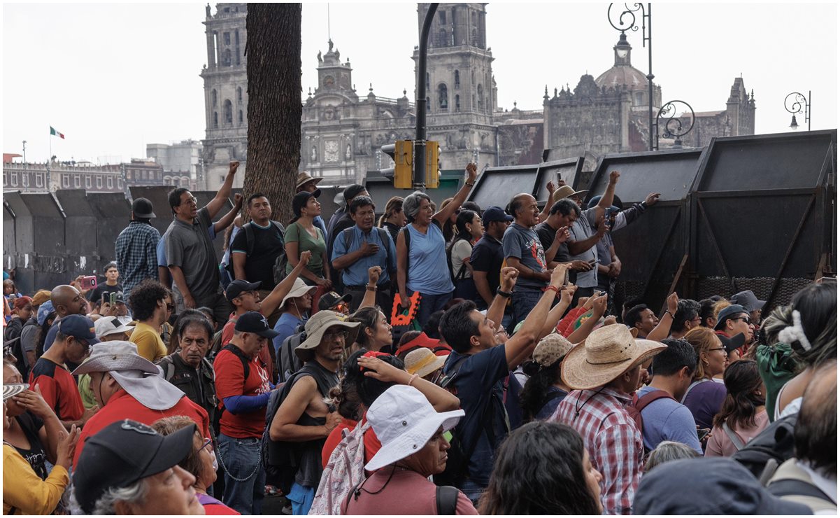 FOTOS: CNTE protesta de manera violenta en Palacio Nacional por compañeros agredidos en Oaxaca