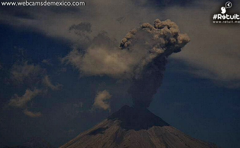 Volcán de Colima emite fumarola de mil 600 metros de altura
