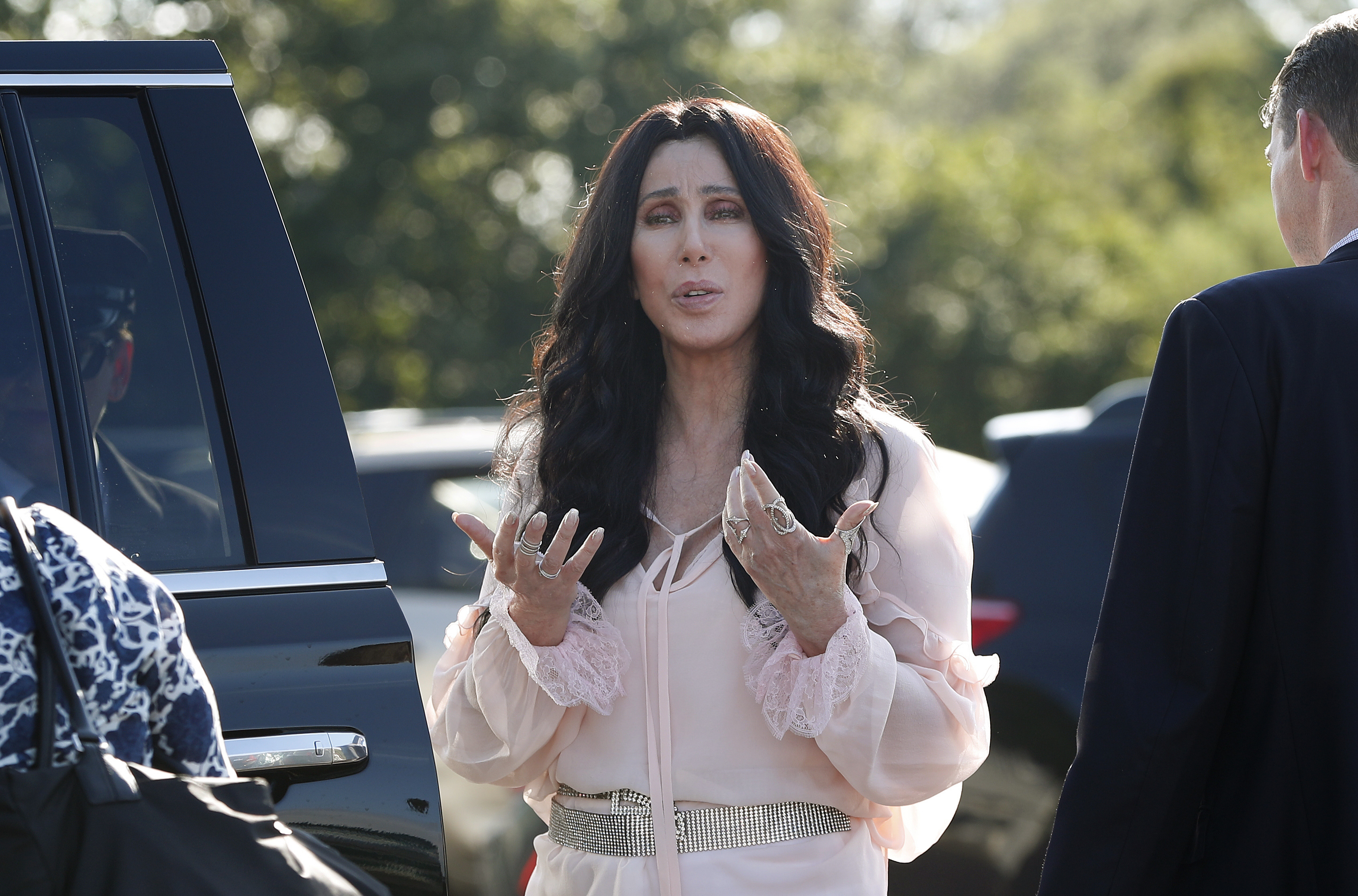 Cher compara a Trump con Stalin y Hitler