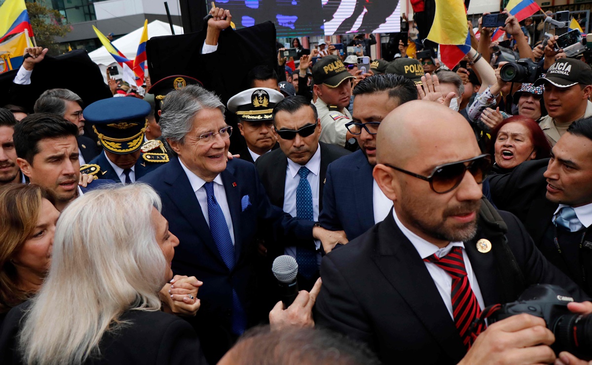 Presidente de Ecuador se recupera tras una operación de próstata en Houston