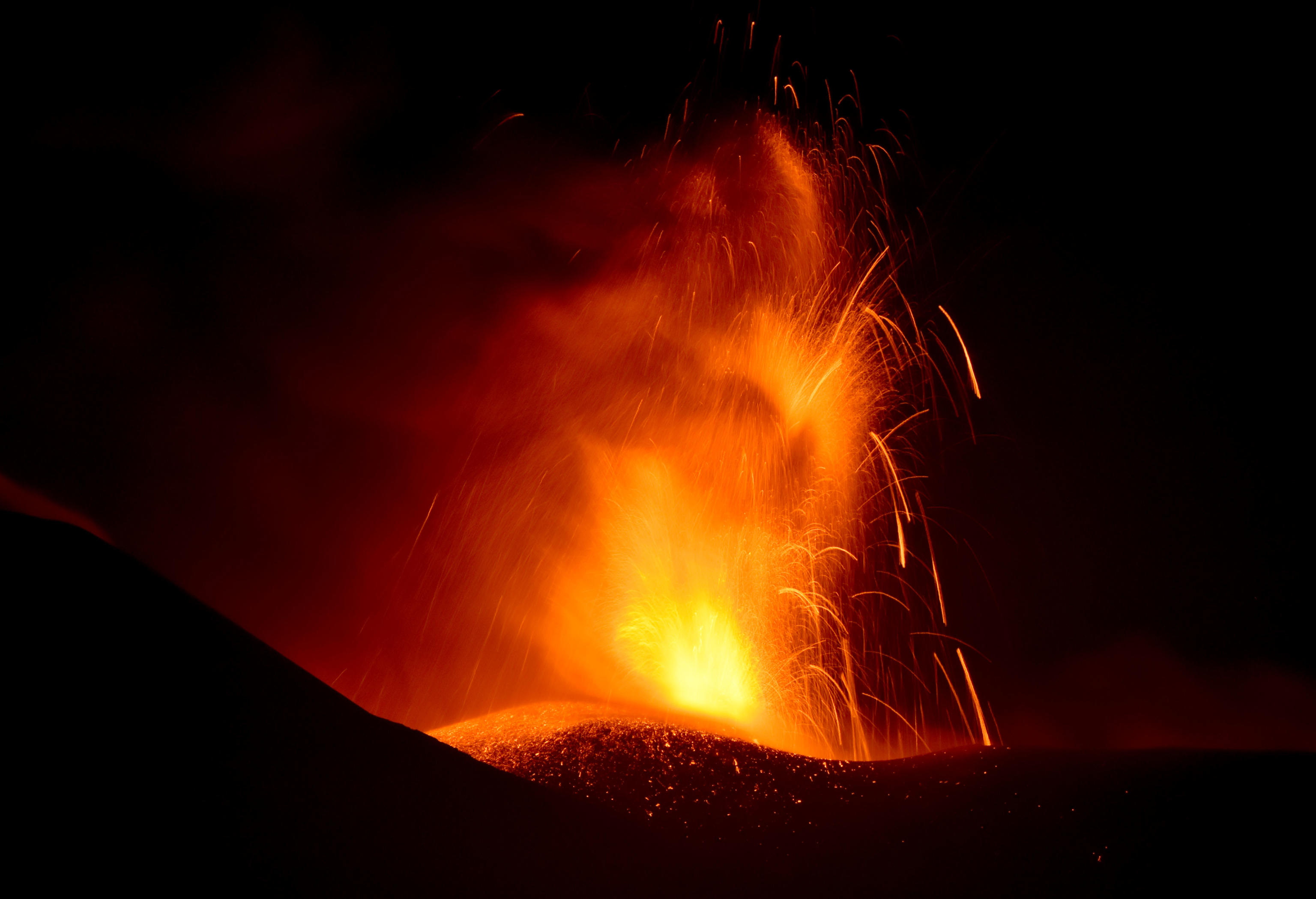 Erupción del volcán Etna obliga a suspensión de vuelos; elevan alerta por otro volcán, el Stromboli