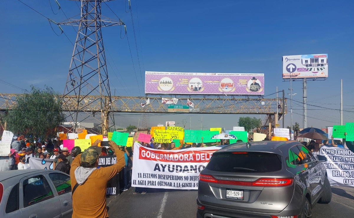 Vecinos bloquean ambos sentidos de la Lechería-Texcoco; exigen suministro de agua