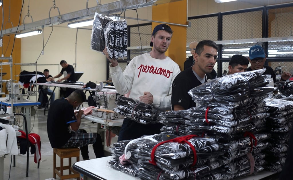 Presos de Perú rebajan su condena confeccionando ropa que usa Maluma